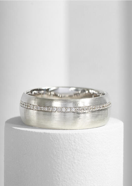 A bridal band in white gold with a row of sparkling round diamonds.