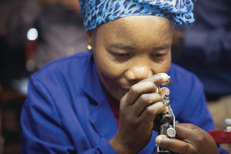 Kemmonye Kgatetswe, master diamond craftswoman