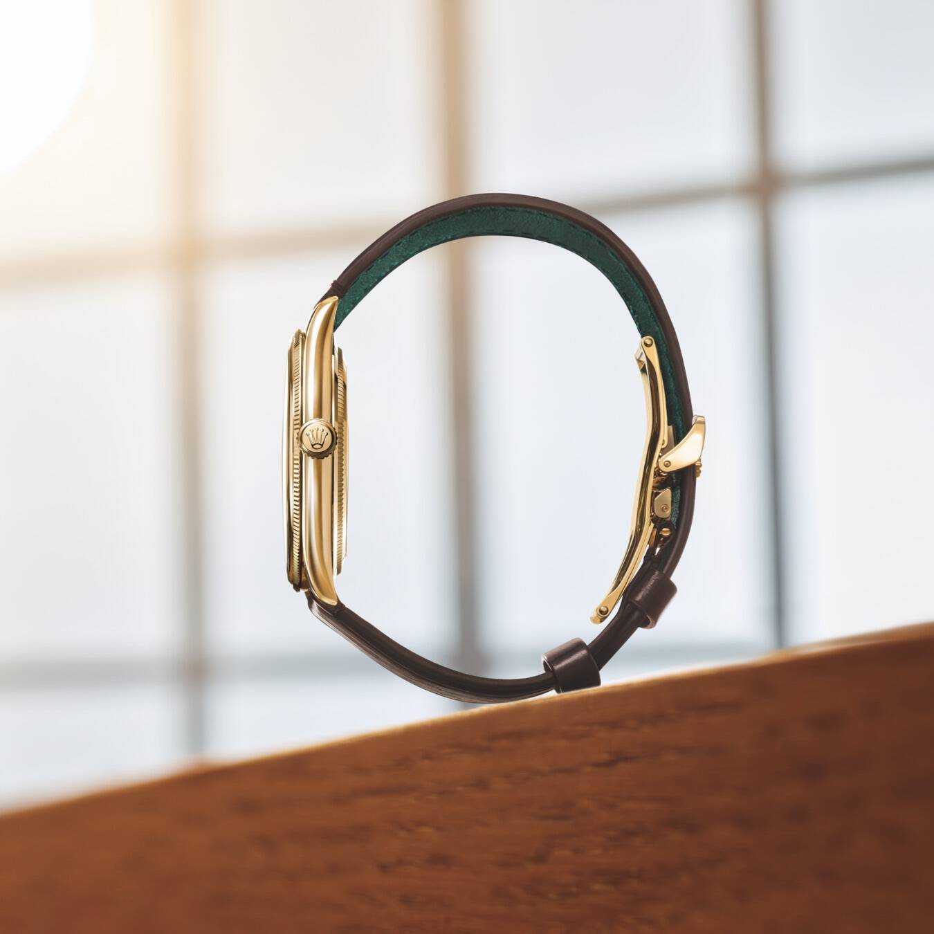 Side view of Rolex perpetual 1908. 