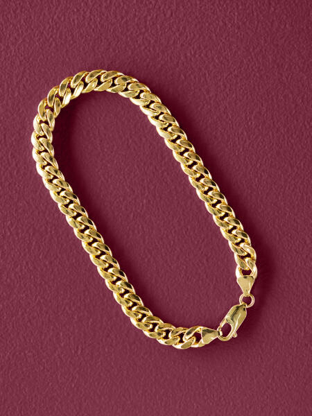 A bold yellow gold bracelet with a lobster clasp features beautifully formed links. 
