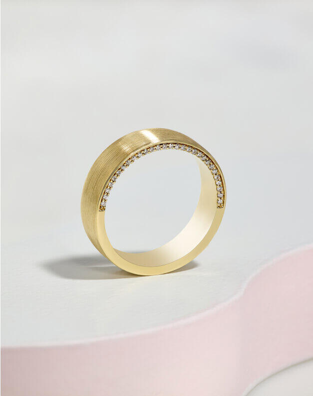 Men's gold wedding band