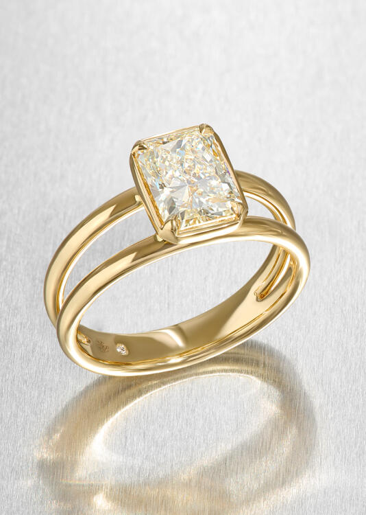 Solitaire diamond engagement ring in yellow gold with a slit shank