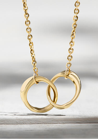 Yellow gold necklace with interlocking double loop center links.