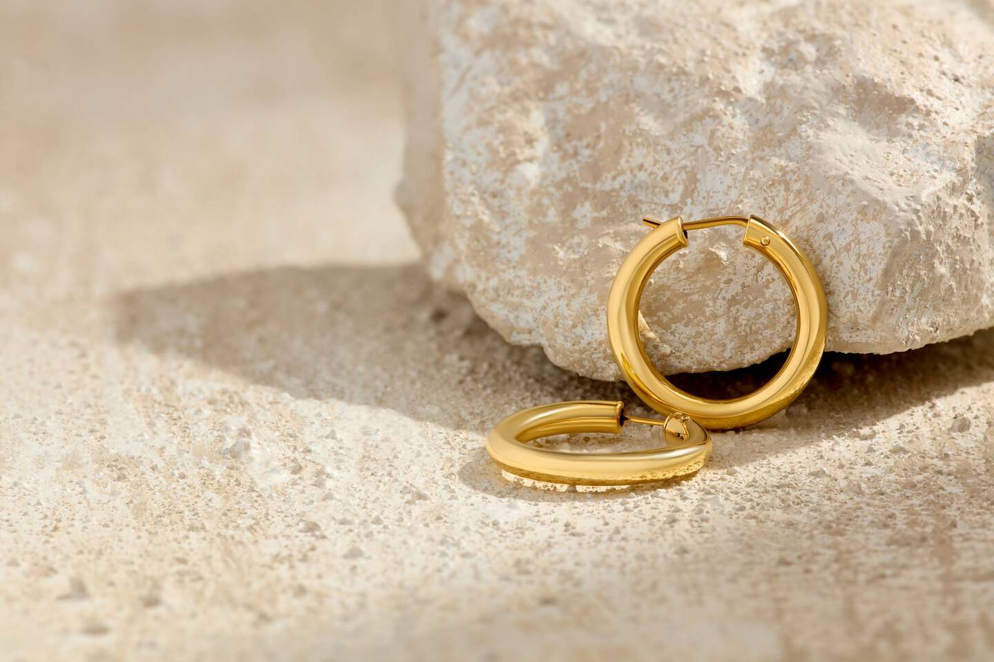 Yellow gold curb chain worn on a woman's neck