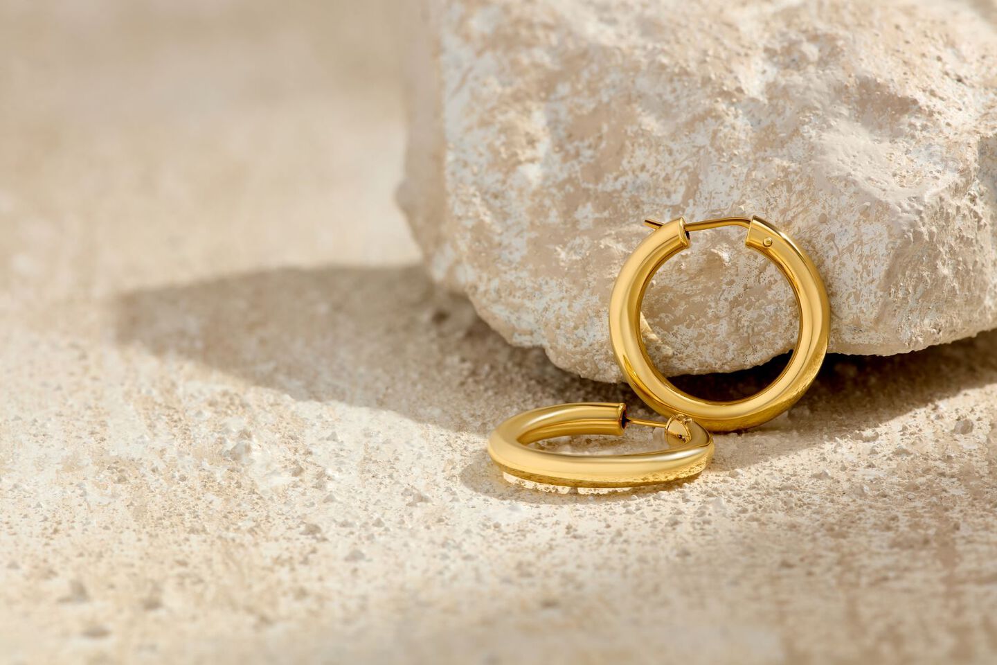 Yellow gold curb chain worn on a woman's neck