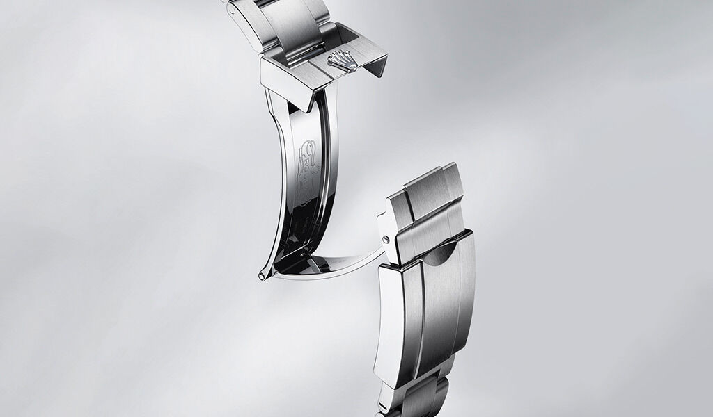Air-King is presented on a solid-link Oyster bracelet and Oysterlock safety clasp