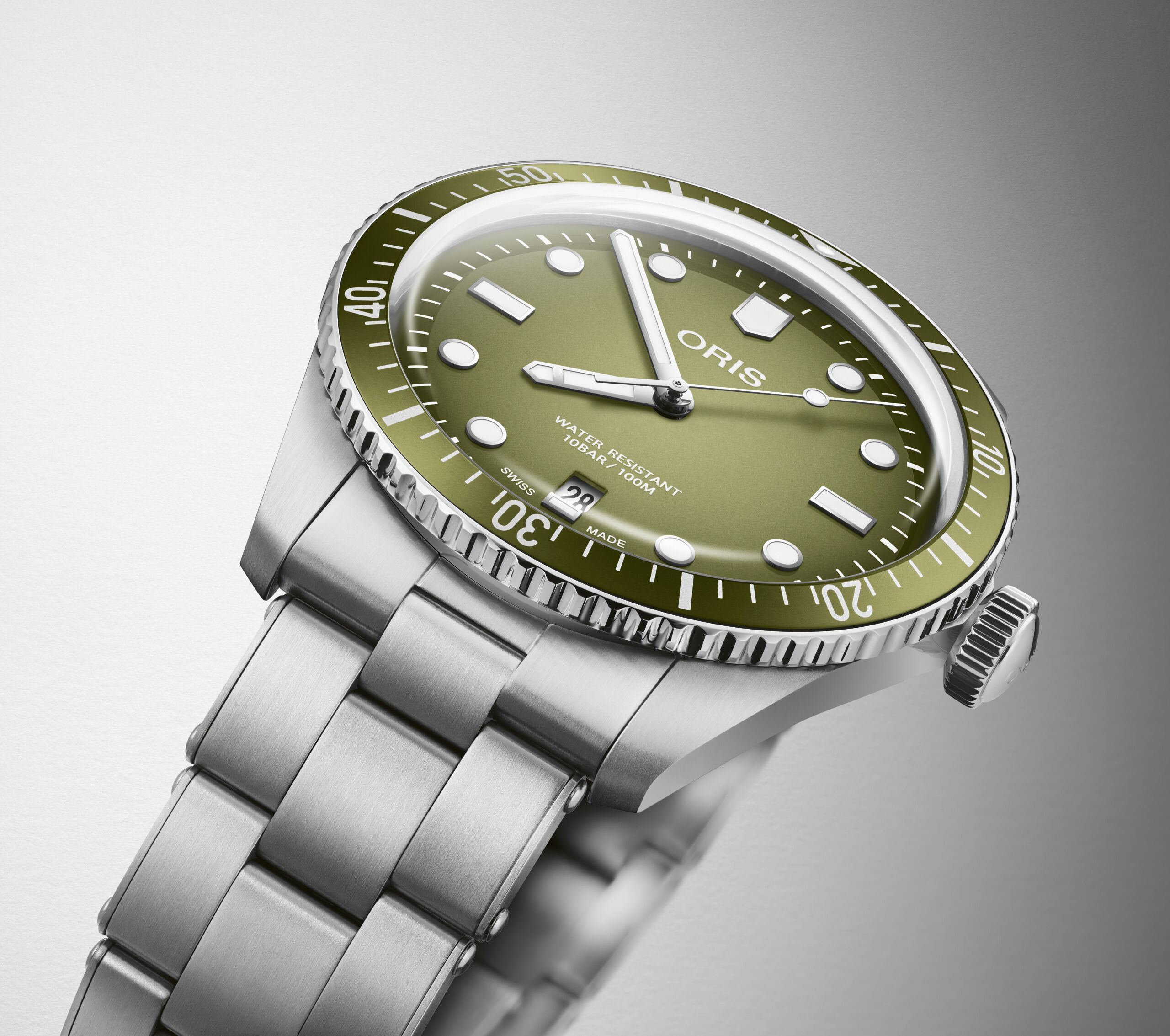 オリーブ Introducing: The Gradient Green Oris Divers Sixty-Five Date 40mm