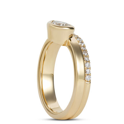 Pear-Shaped Diamond Engagement Ring in 14K Yellow Gold