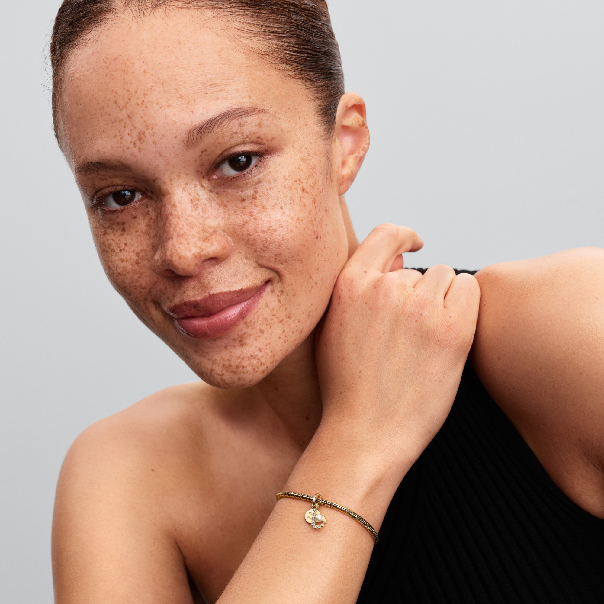 Pandora ゴールド バングル17cm＋チャーム1個付き Pandora Hook Dangle Charm