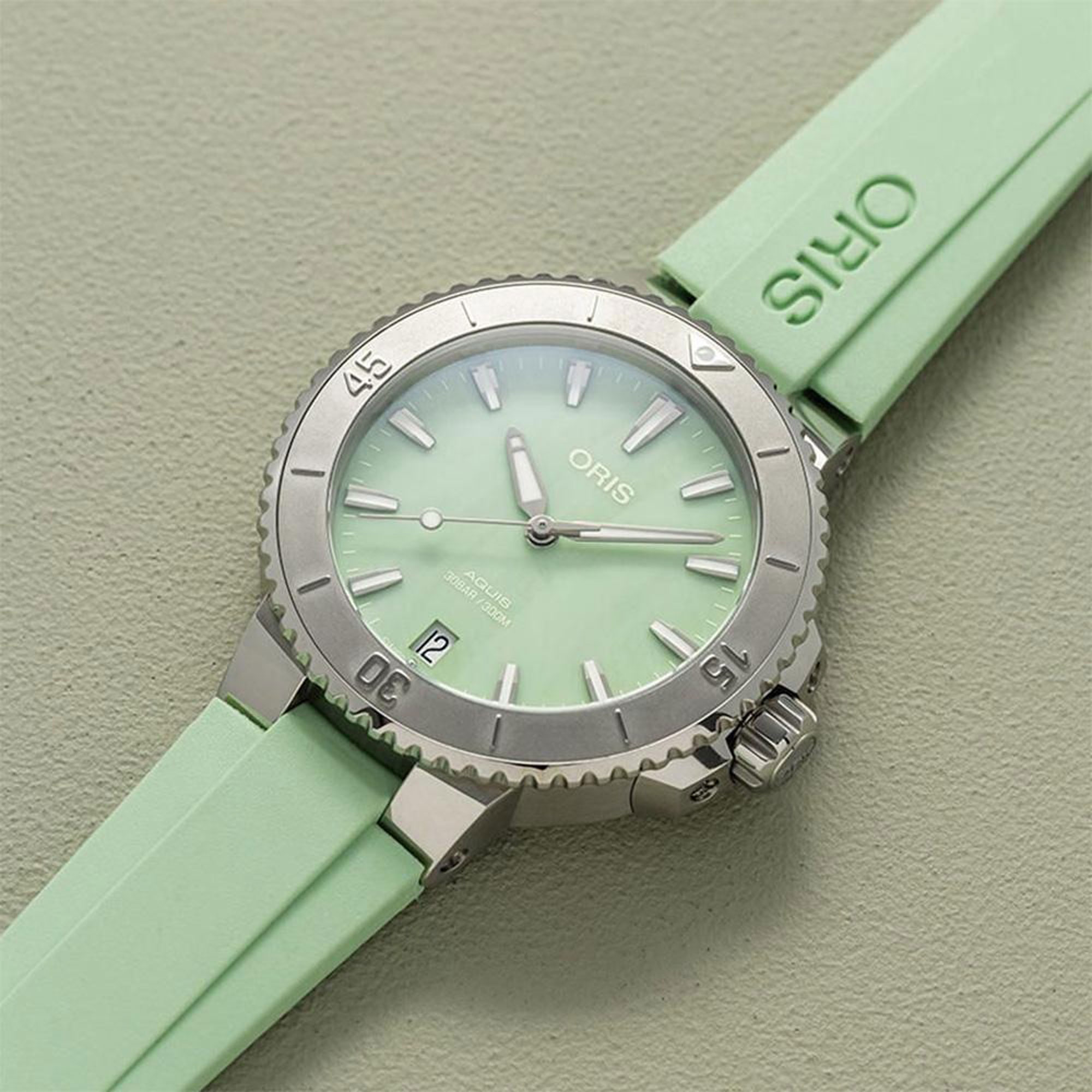 Oris Aquis Date Green Mother of Pearl Dial Dial Watch, 36.5mm