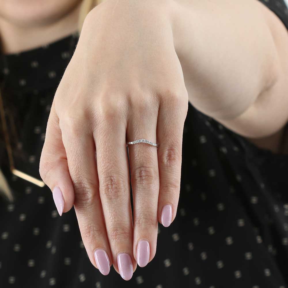 Graduated Diamond Contour Band 14K